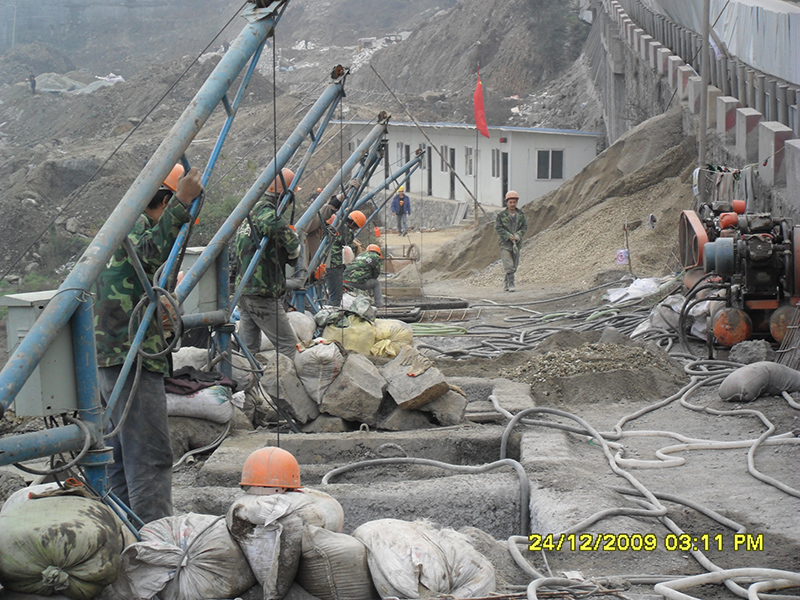 1阿坝铝厂边坡（位于汶川县映秀镇，边坡高约20m，临213国道，直立开挖，采用锚索抗滑桩支挡）.JPG